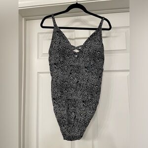 Old Navy Black & White One Piece Swimsuit Plus Size 2X